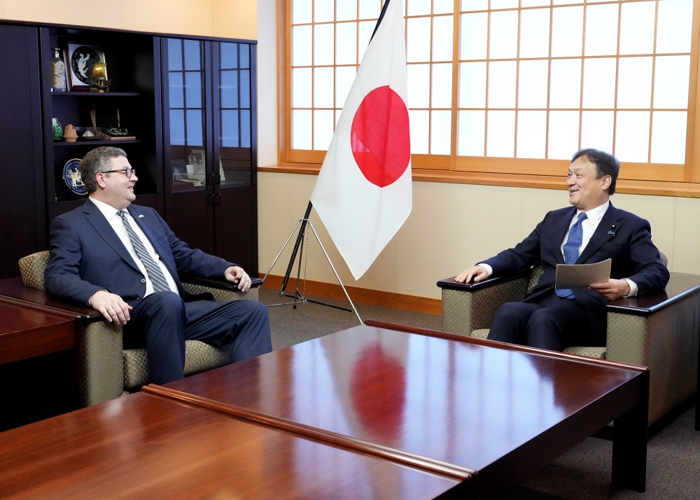 State Minister HORII receiving a courtesy call from Lt. Governor Venhuizen