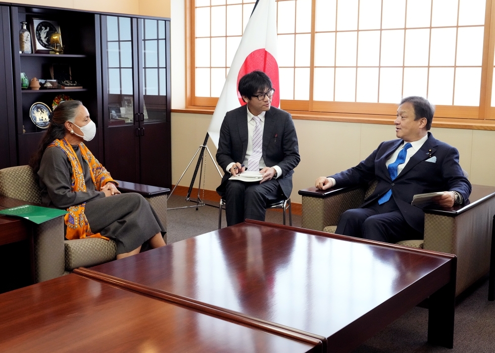 State Minister Horii talking with Ambassador Pría