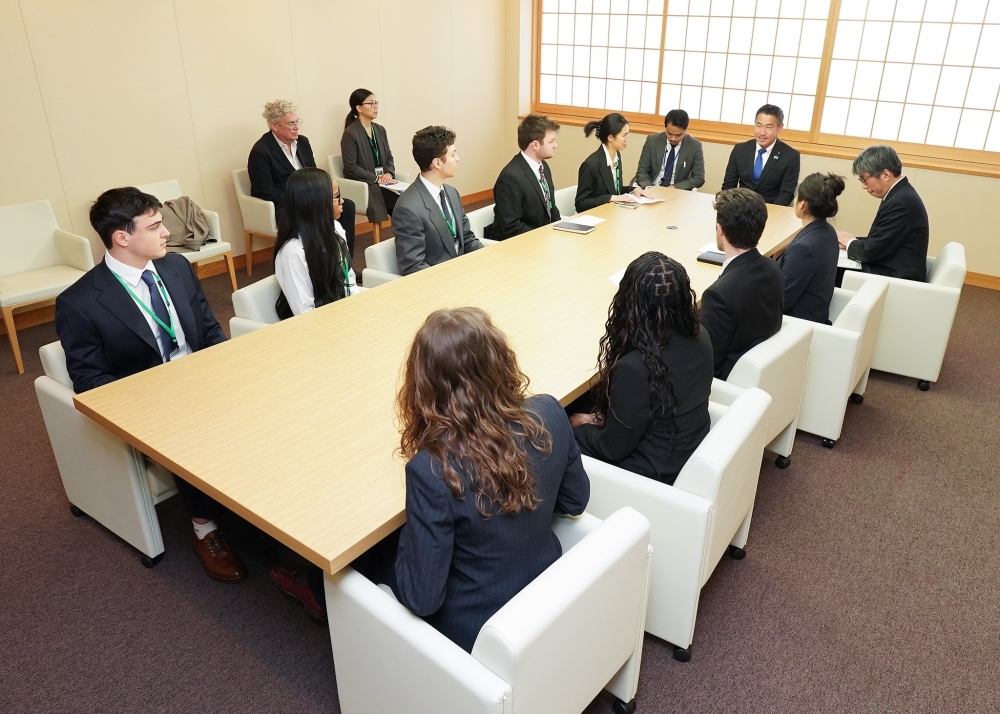 Parliamentary Vice-Minister ONISHI receiving a courtesy call from the Inouye Program Delegation