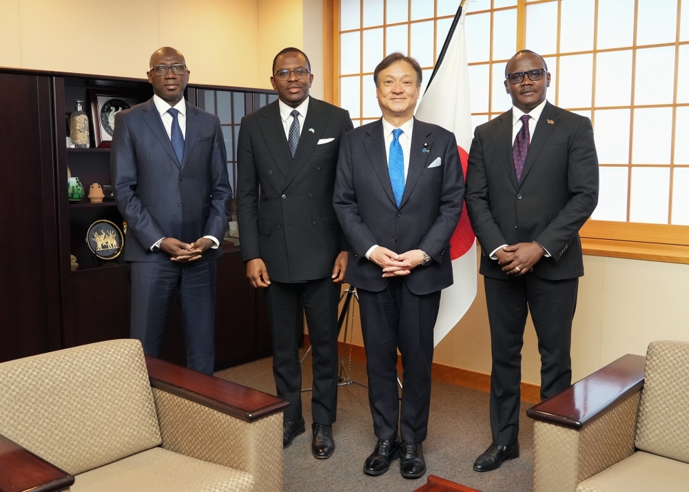 Commemorative photo of State Minister HORII with three Permanent Representatives of African countries to the UN.