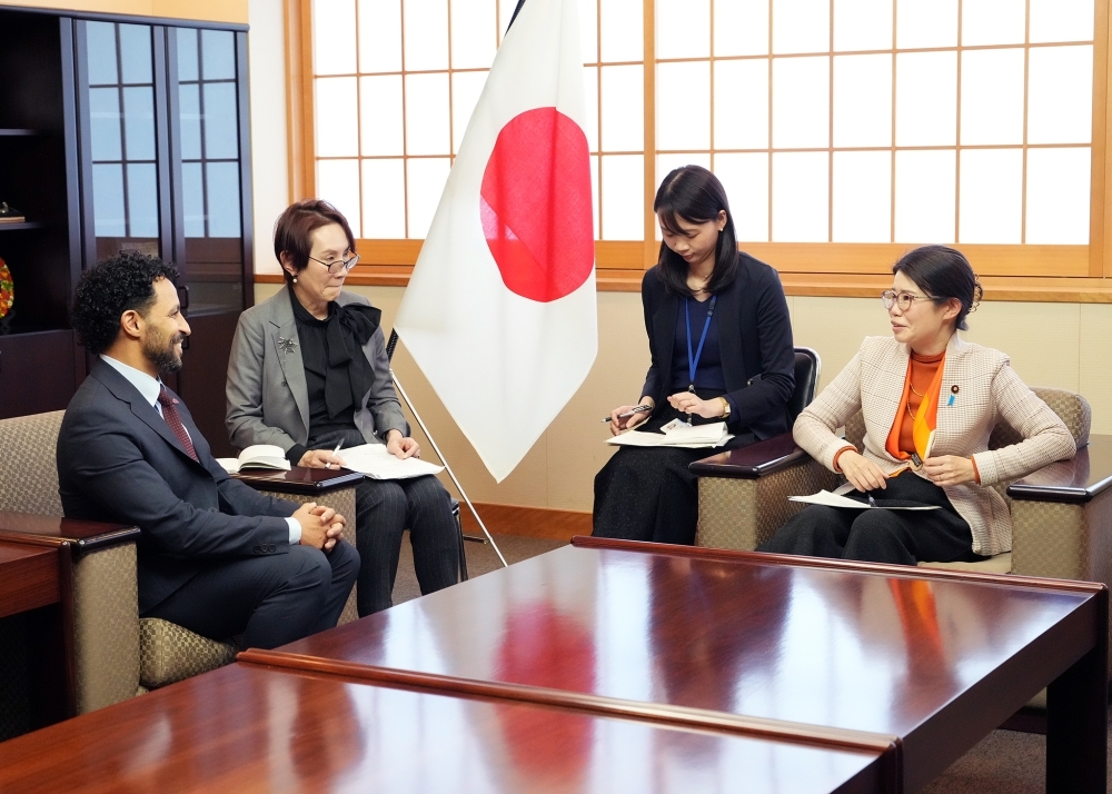 State Minister KUNIMITSU talking with Dr. Javid Abdelmoneim, President of Médecins Sans Frontières International