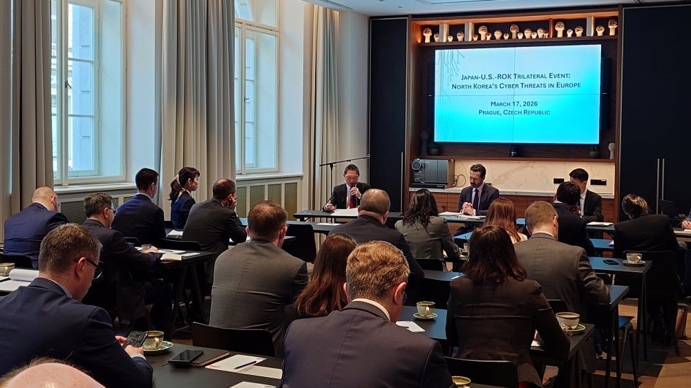 Mr. MIYAKE, Ambassador in charge of Cyber Policy, explaining the current situation at the Japan-U.S.-ROK Public-Private Event