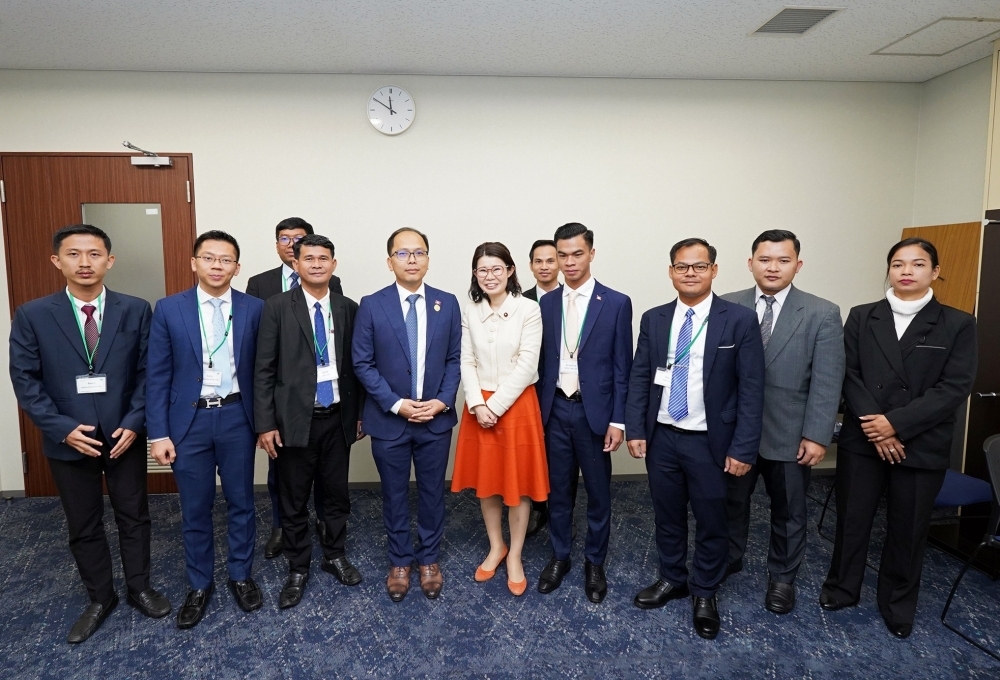 Commemorative photo of State Minister KUNIMITSU and the Delegation of Young Cambodian Political Leaders