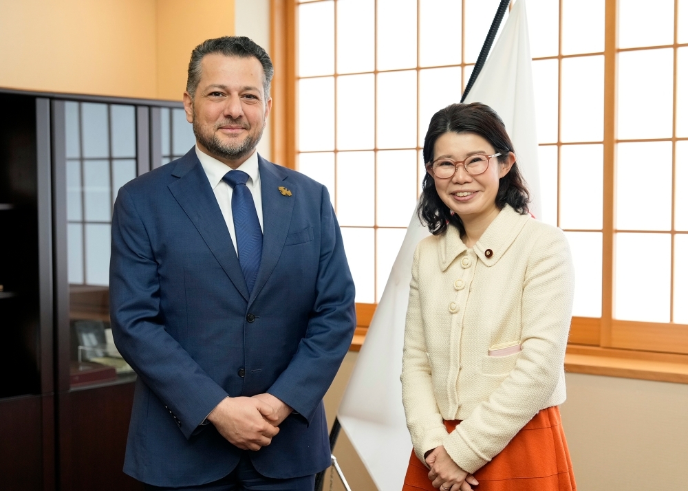 Posing for a photograph: State Minister KUNIMITSU and Mr. ELJI, Charge d'Affaires of the Embassy of the Syria in Japan