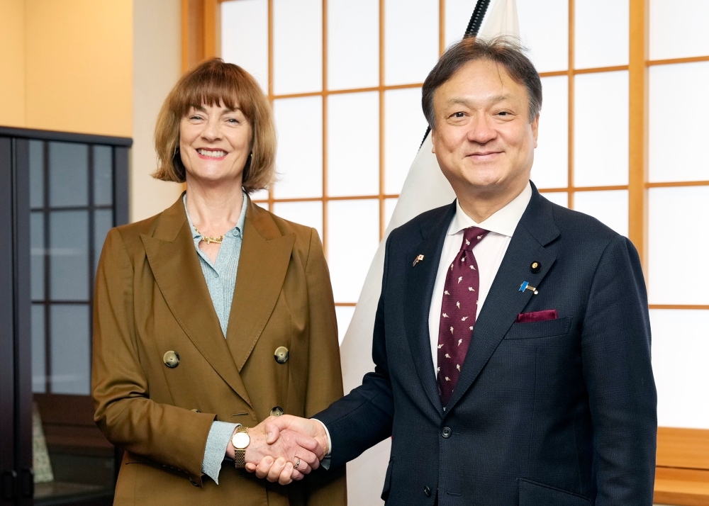 State Minister HORII shaking hands with Ms. Duncan, Chargé d'Affaires ad interim, Embassy of New Zealand in Japan