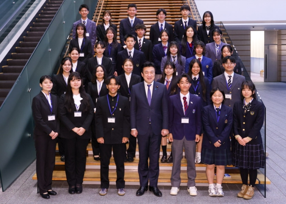 Group photo of the program participants gathered around Chief Cabinet Secretary KIHARA, standing in the center of the front row