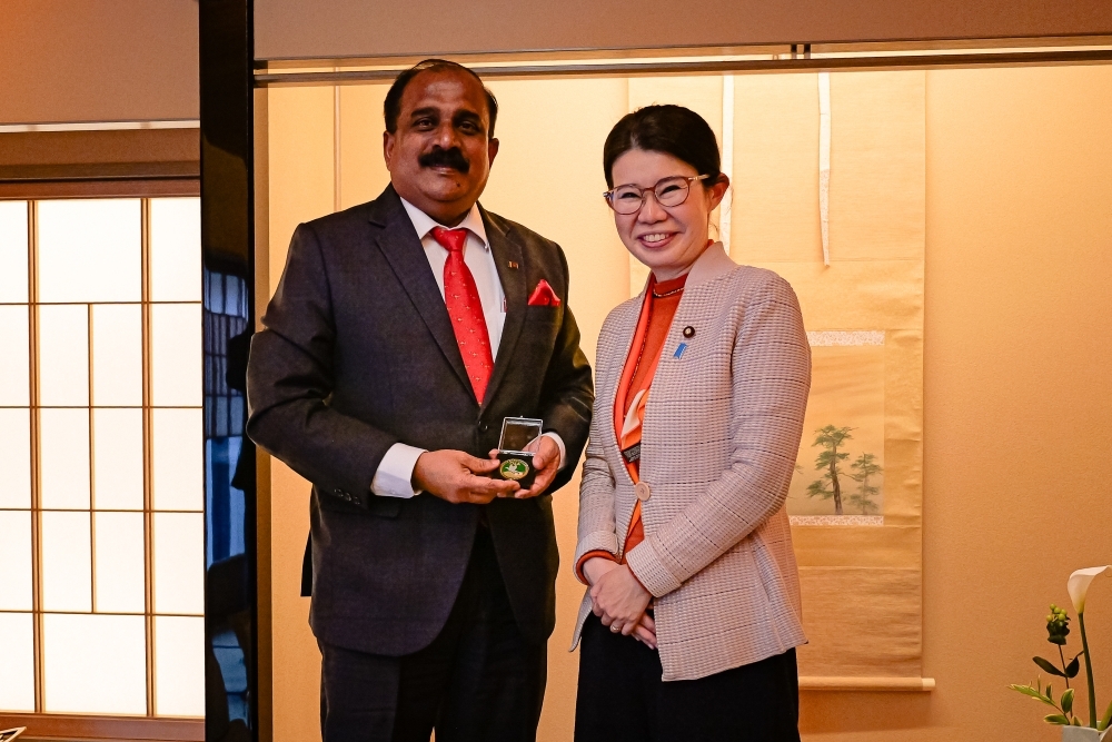 State Minister KUNIMITSU posing for a photograph with Hon. Major General Jayasekara, Deputy Minister of Defence, Sri Lanka