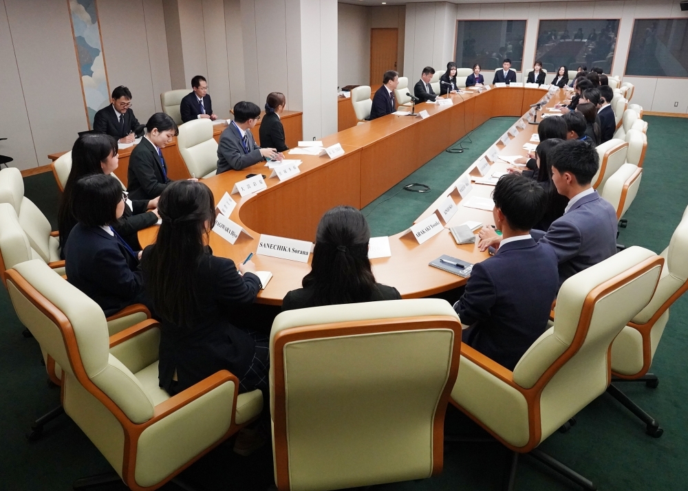 State Minister HORII receiving a courtesy call from students participating in the program