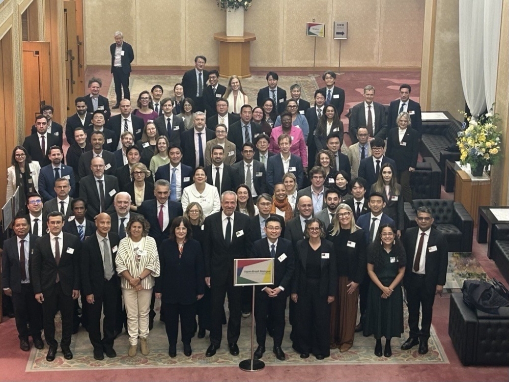 Group photo of participants at the informal meeting