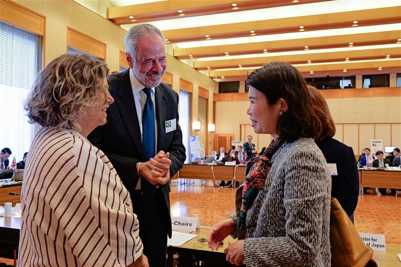 State Minister KUNIMITSU chatting inside the assembly hall
