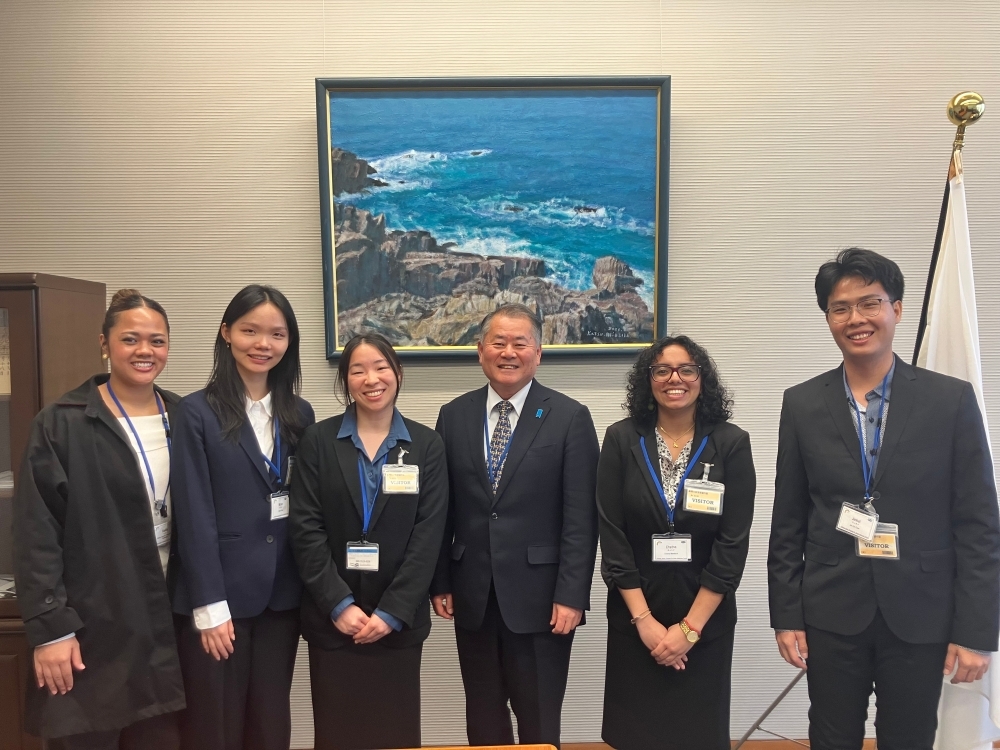 Commemorative photo with Special Advisor to the Prime Minister OUE at the center, flanked on either side by members of the delegation of Asian American Youth