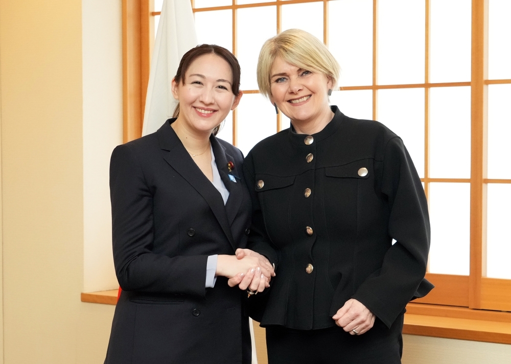 Parliamentary Vice-Minister ERI shaking hands with Ms. Árnadóttir, Director of the OECD Development Centre