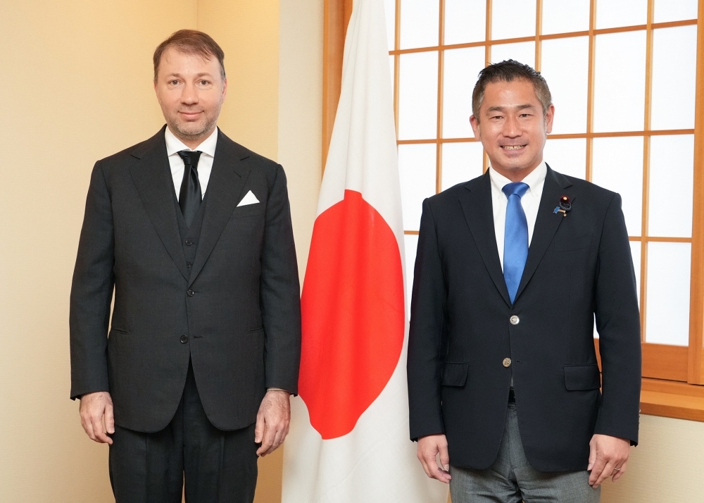 Parliamentary Vice-Minister for Foreign Affairs ONISHI posing for a photograph with H.E. Al-Moosawi, Secretary-General of the Oman National Museum