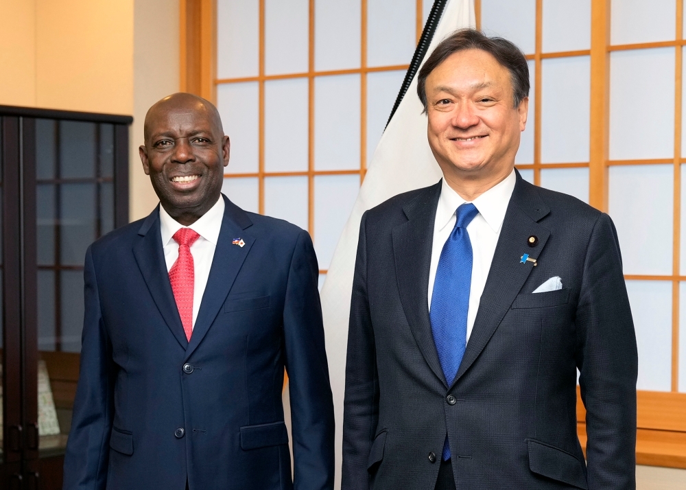 State Minister HORII posing for a photograph with Mr. Toussaint, Director-General for Foreign Affairs, Ministry of Foreign Affairs and Worship of Haiti