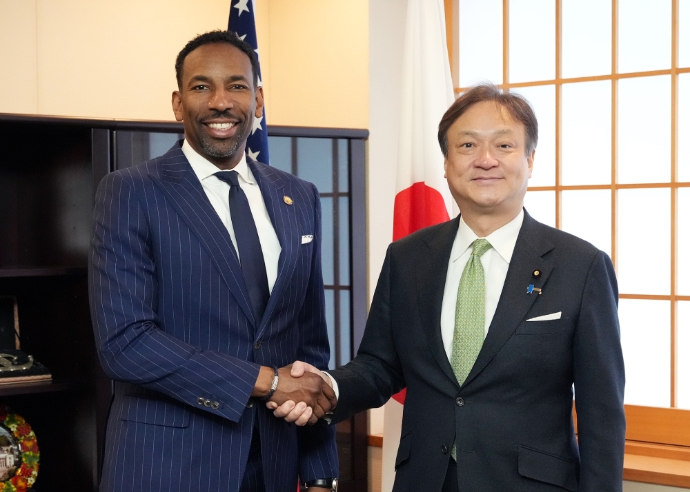 State Minister HORII shaking hands with Mayor Dickens