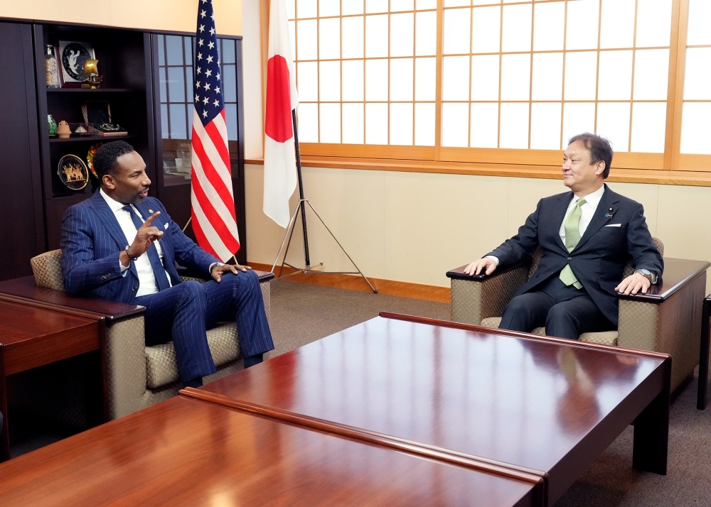 State Minister HORII receiving a courtesy call from Mayor Dickens