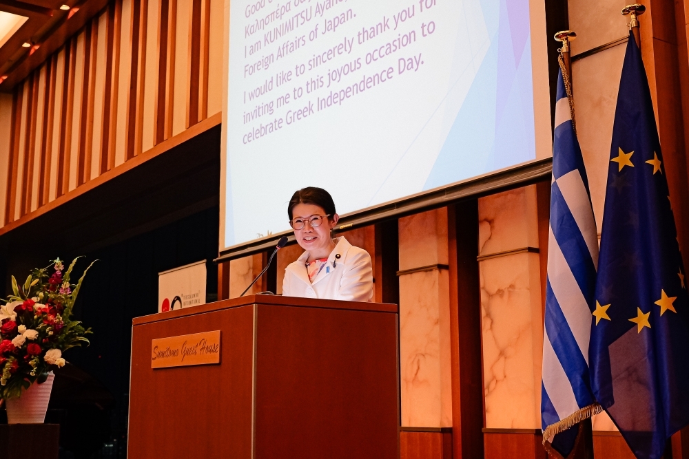 State Minister KUNIMITSU expressing her congratulations on the occasion of Greek Independence Day from the podium at the reception venue