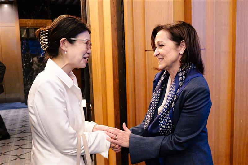 State Minister KUNIMITSU shaking hands with Next Ambassador of Greece to Japan