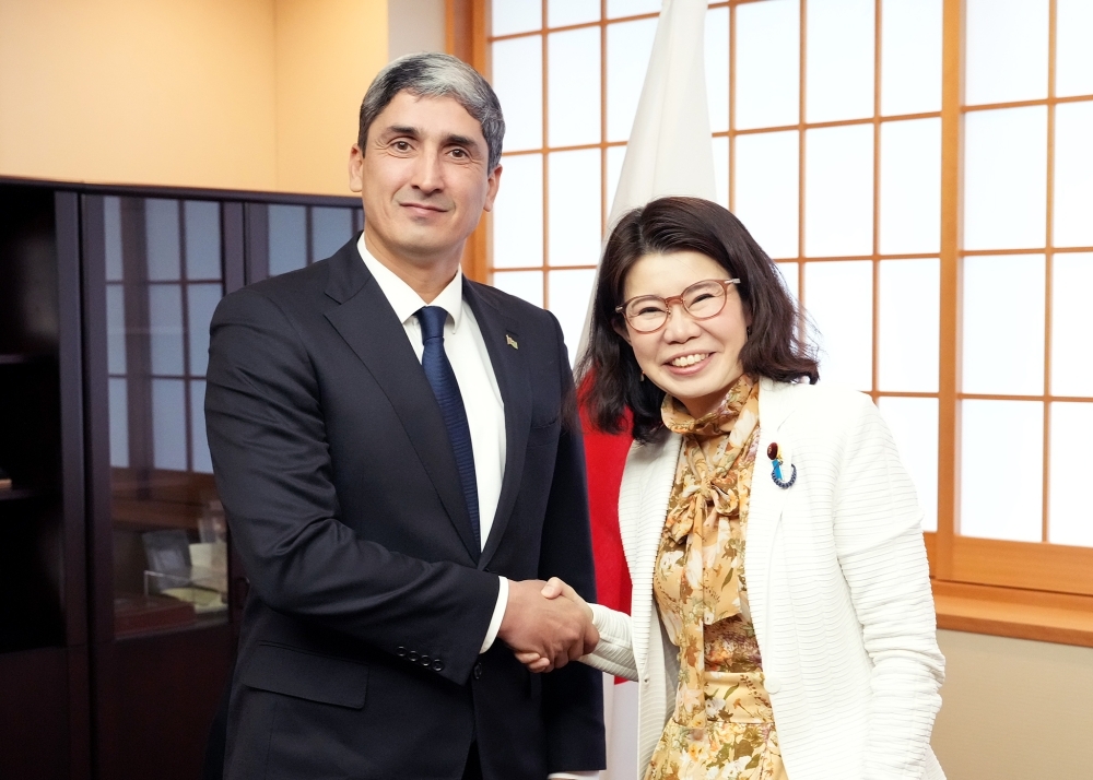State Minister Kunimitsu shaking hands with Ambassador Bayramov