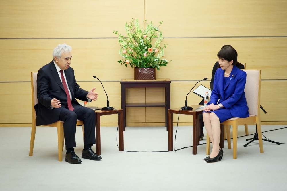 Prime Minister TAKAICHI talking with Executive Director Birol
