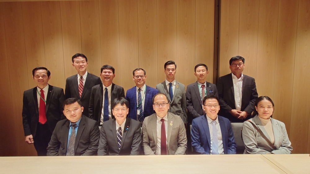 Commemorative photo of Parliamentary Vice-Minister for Foreign Affairs SHIMADA and the Delegation of Young Cambodian Political Leaders