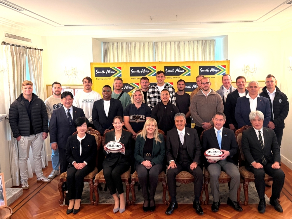 (Commemorative Photo) Parliamentary Vice-Minister Eri, Parliamentary Vice-Minister Onishi, and participants of the Japan–South Africa Rugby Exchange Luncheon