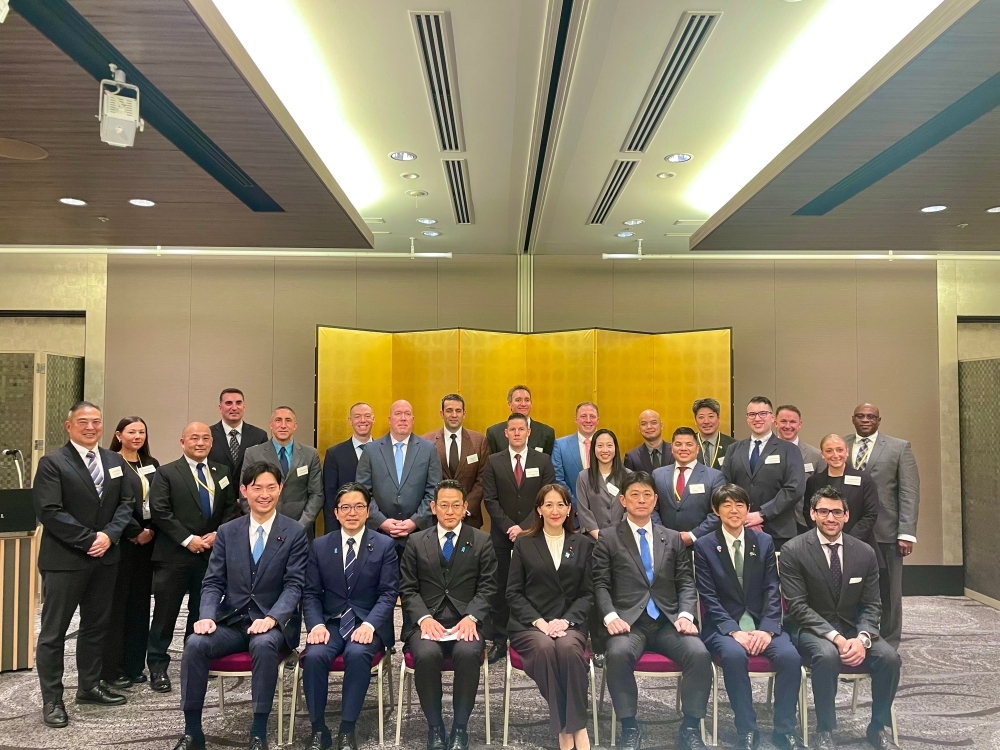 Parliamentary Vice-Minister ERI  posing for a photo with a U.S. representative