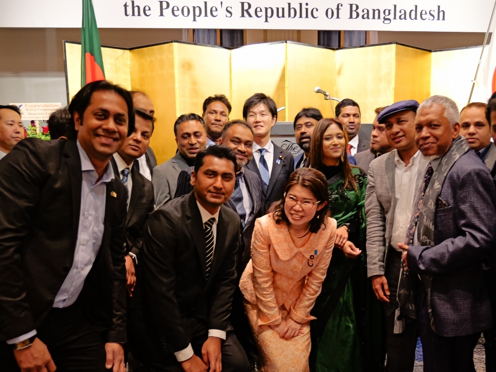 Group photo of State Minister KUNIMITSU, standing in the center of the front row, with attendees at the Reception