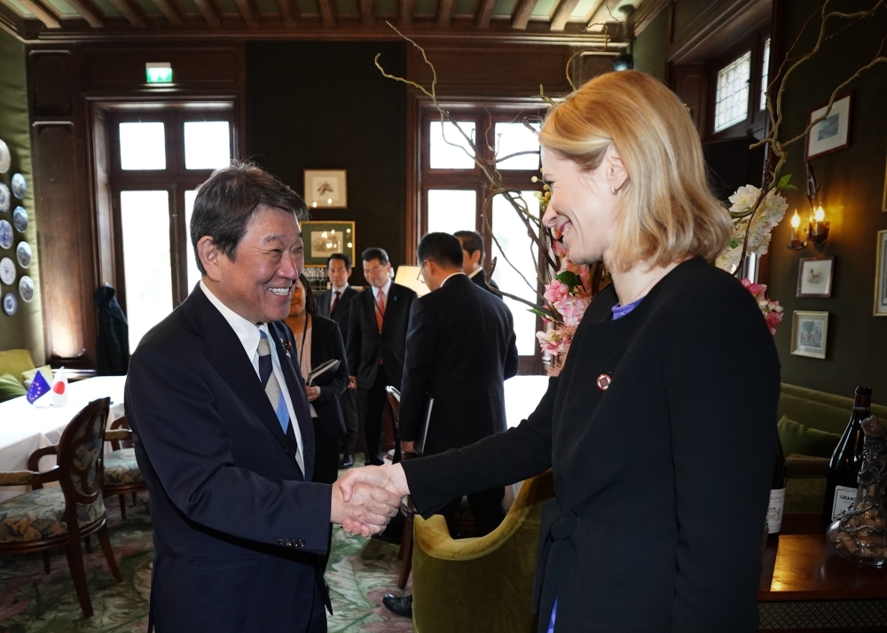 Minister Motegi shaking hands with High Representative Kallas