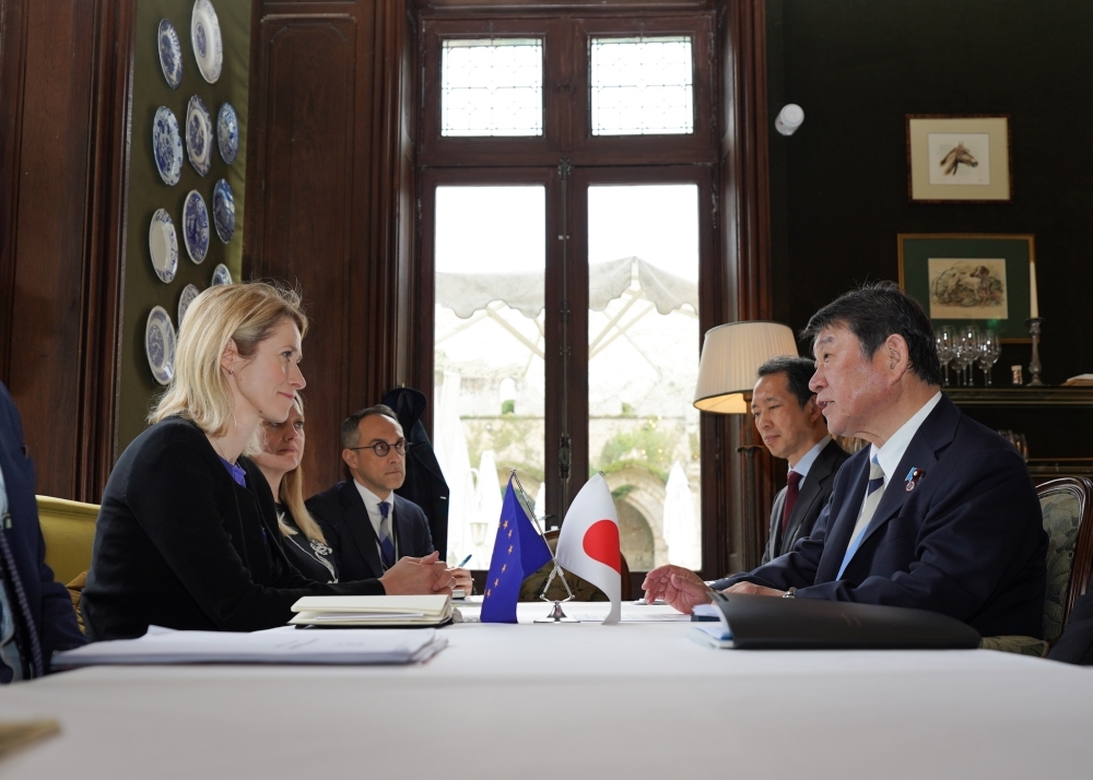 Minister Motegi talking with High Representative Kallas