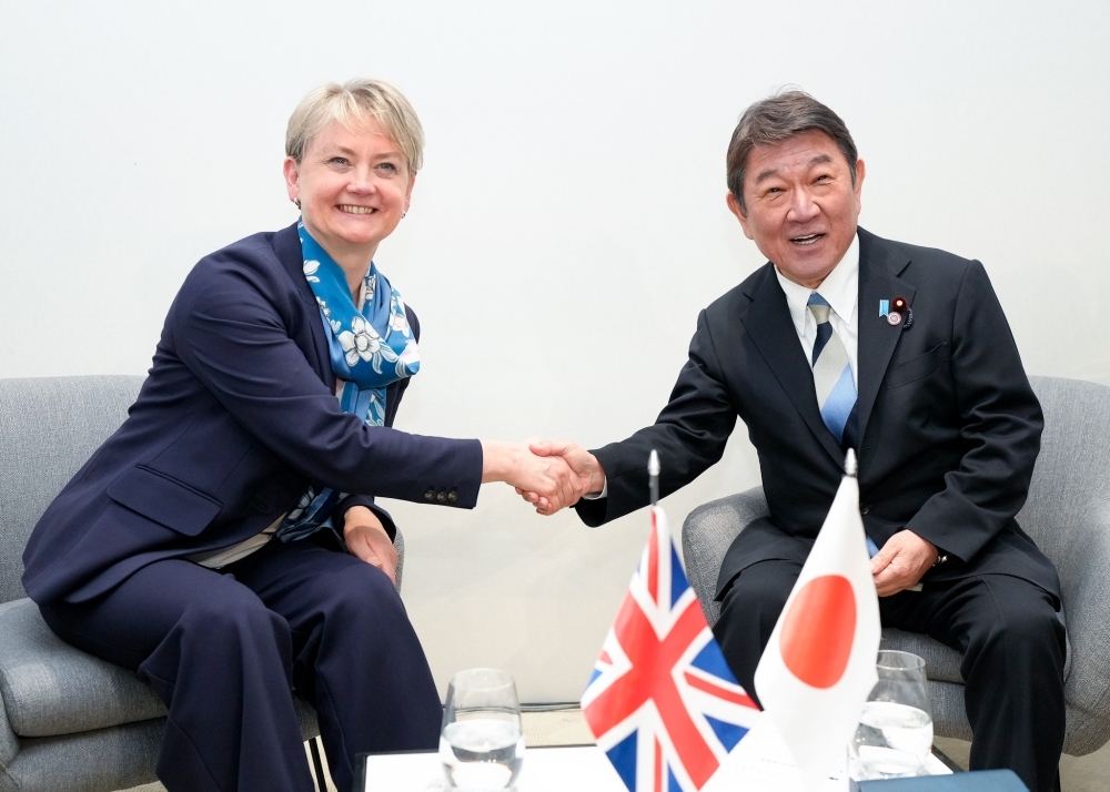 Foreign Minister Motegi shaking hands with Foreign Minister COOPER