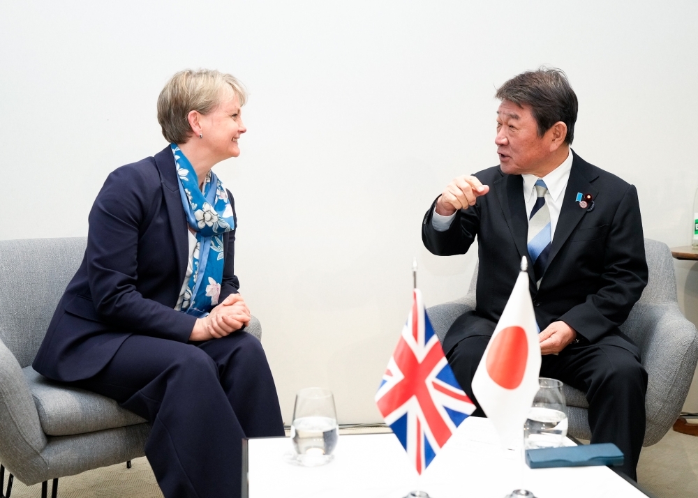 The two ministers are talking during the meeting.