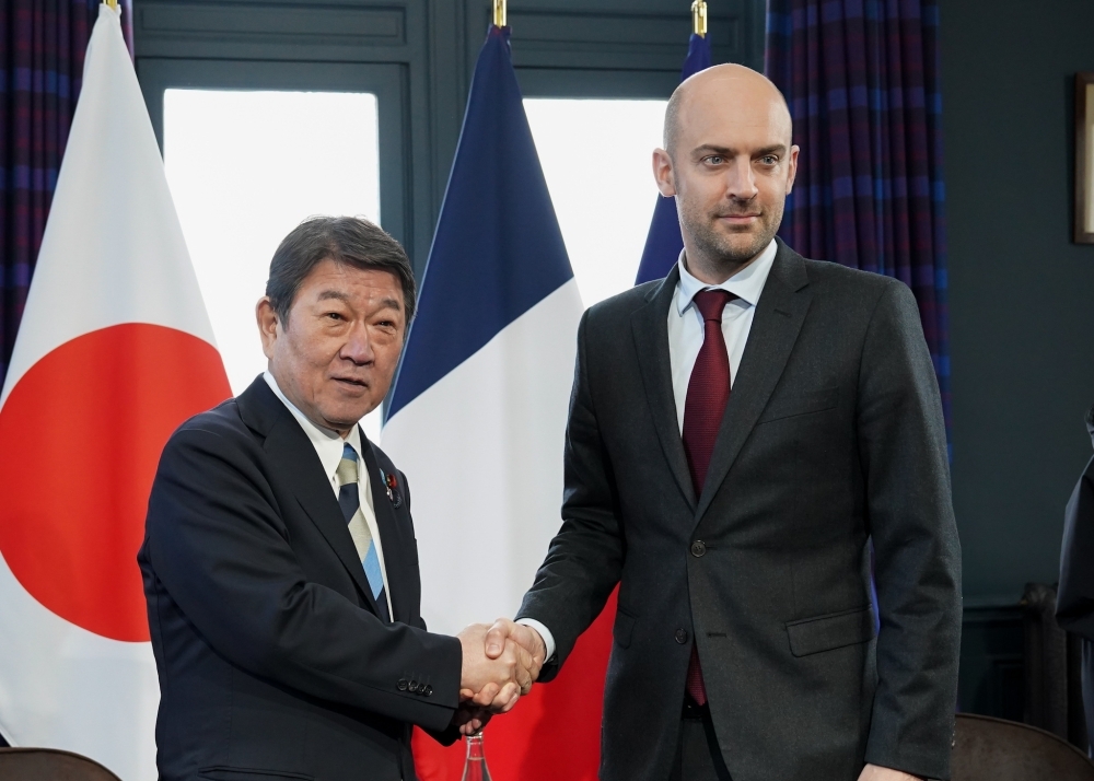 Minister MOTEGI shaking hands with Minister Barrot