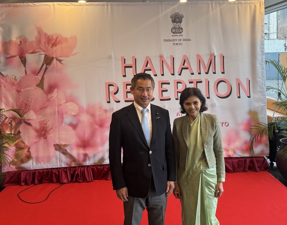 Parliamentary Vice-Minister ONISHI posing for a photo with Ms. Nagma Mohamed Mallick, Ambassador designate of India to Japan