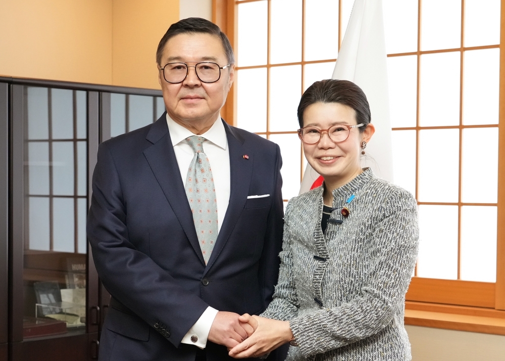  State Minister Kunimitsu shaking hands with Ambassador Baudarbek-Kozhatayev