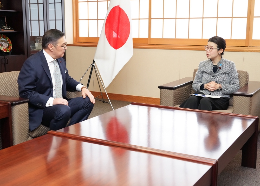  State Minister Kunimitsu talking with Ambassador Baudarbek-Kozhatayev