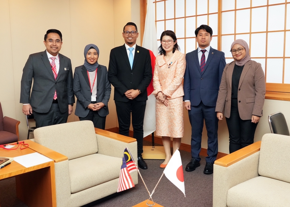 Commemorative photo of State Minister KUNIMITSU and the Delegation of young Malaysian political party members