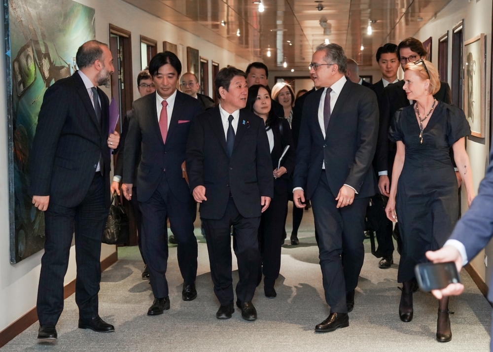 Foreign Minister Motegi walking with Secretary General El-Enany in the corridor of the building