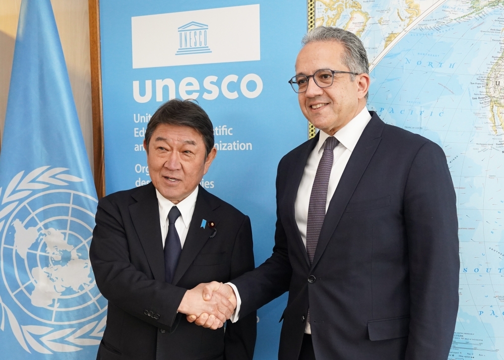 Foreign Minister Motegi shaking hands with Secretary General El-Enany 