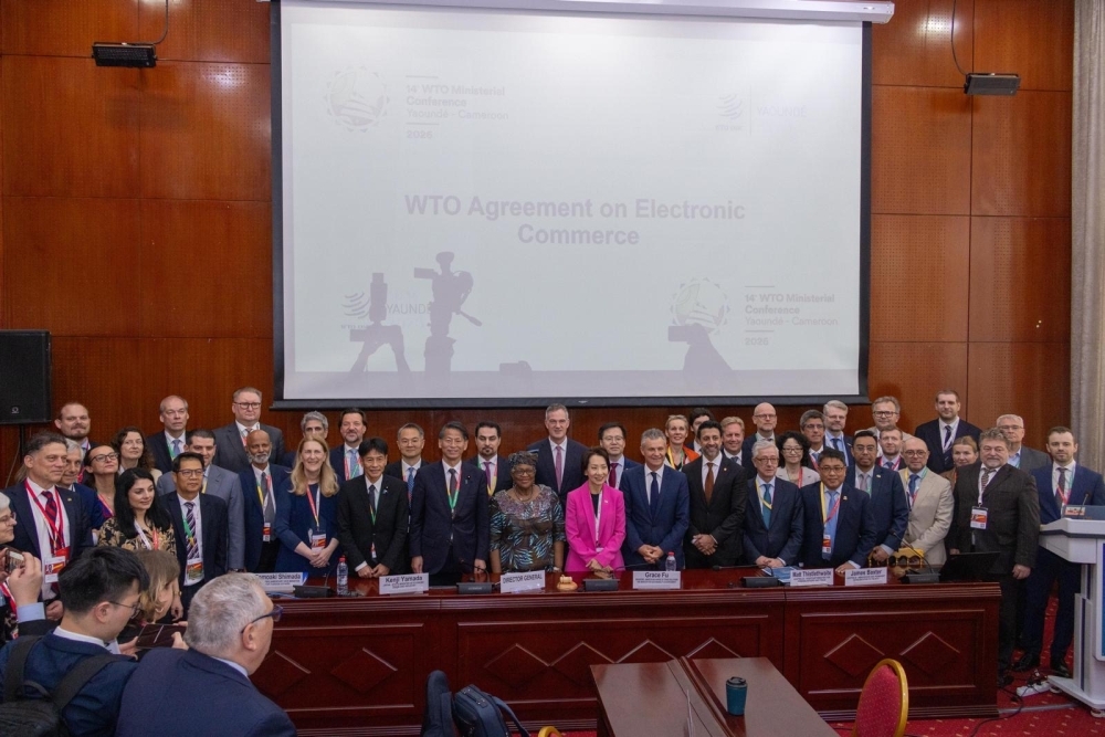 Group photo of the WTO member countries' representatives who adopted Interim Arrangements for the Agreement on Electronic Commerce
