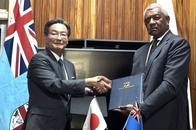 H.E. Mr. TAJIMA Hiroshi, Ambassador Extraordinary shaking hands with Honourable Pio Tikoduadua, Minister for Defence and Veterans Affairs of the Republic of Fiji