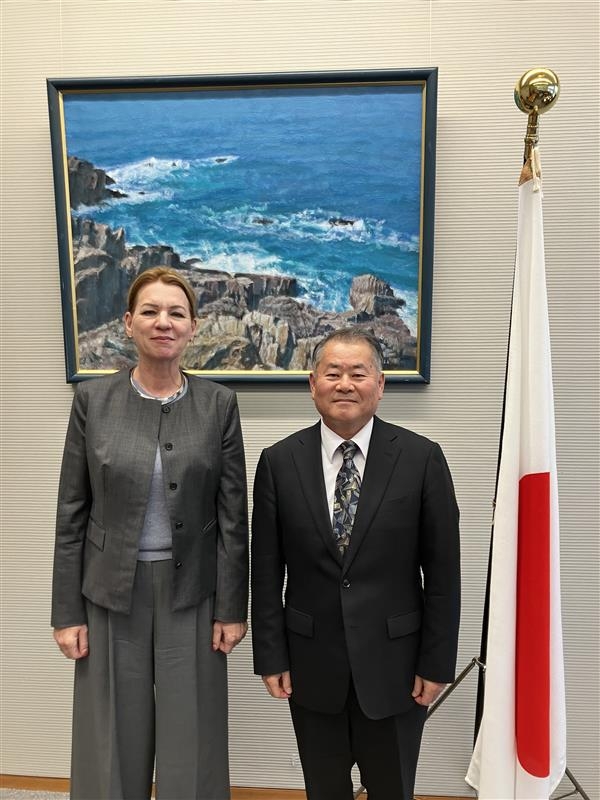 Special Advisor OUE and Ambassador SIGMUND posing for a photo