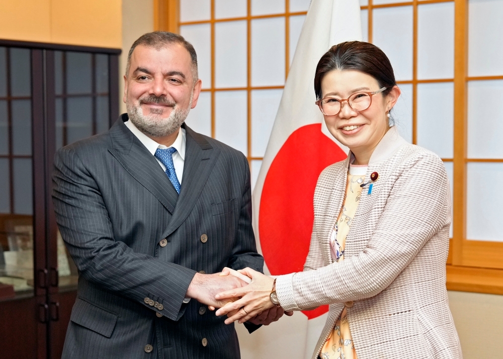 State Minister KUMINITSU shaking hands with Ambassador Talibov