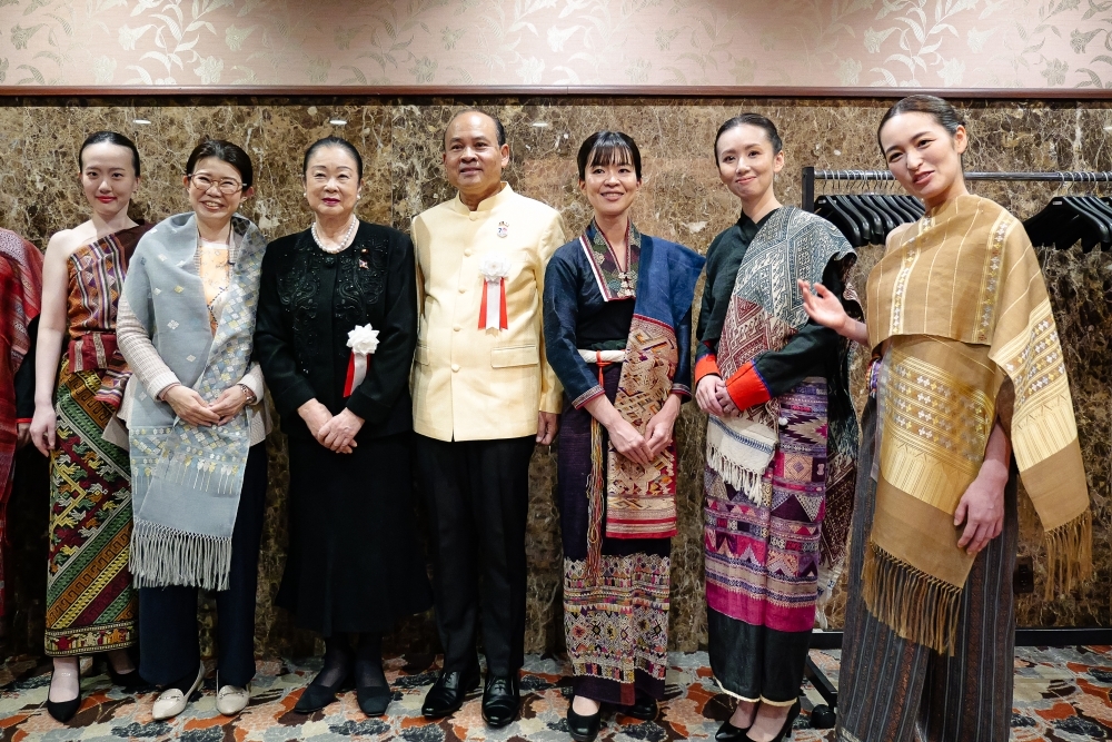 Commemorative photo of the main participants of the Lao Fashion and Culture Festival