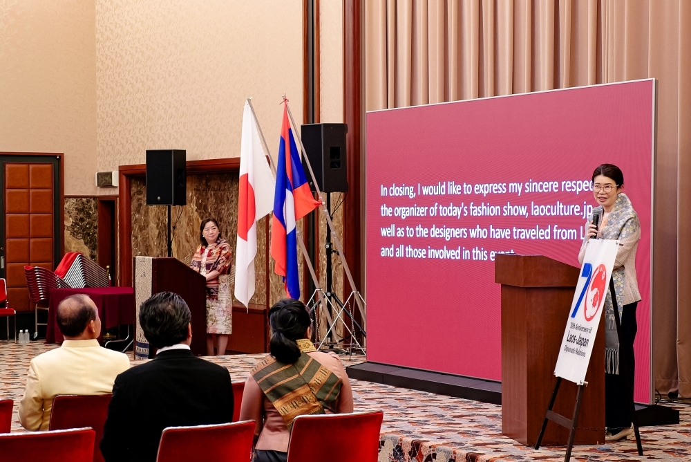State Minister KUNIMITSU delivering a greeting at the Lao Fashion and Culture Festival