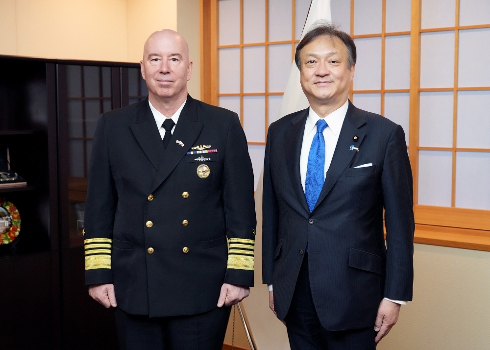 State Minister HORII taking photo standing with Admiral Houston, Director of Naval Nuclear Propulsion Program, United States Navy