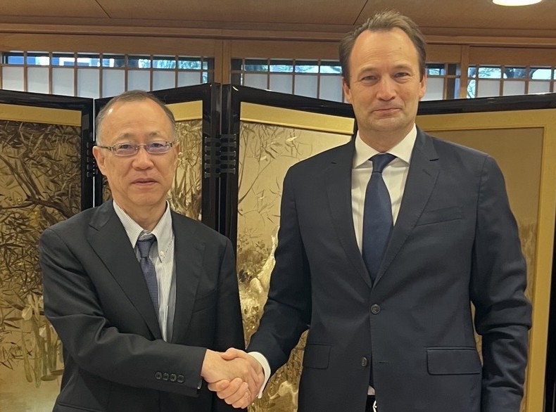 Vice Minister Funakoshi shaking hands with Mr. Van Leeuwen