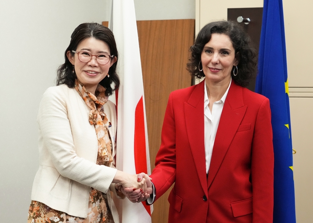 State Minister KUNIMITSU shaking hands with Commissioner LAHBIB