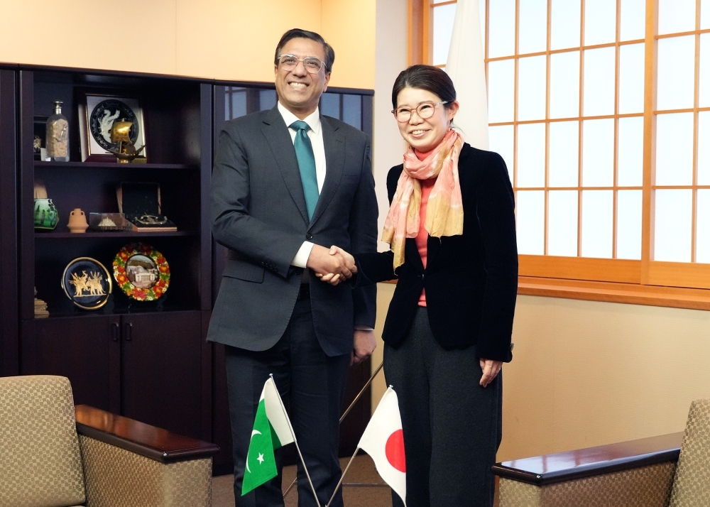 Posing for a photograph: State Minister KUNIMITSU and H.E. Mr. Abdul HAMEED, Ambassador of Pakistan to Japan
