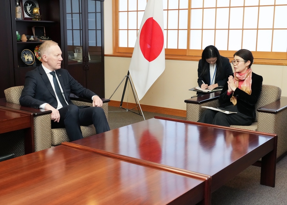 State Minister KUNIMITSU talking with Chairman Mihkelson